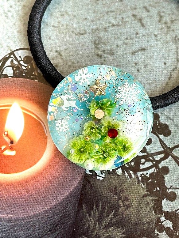 【受注制作】宝石に飾られたクリスマスツリー　ドライフラワー　ヘアゴム／ポニーフック／ブローチ 1枚目の画像