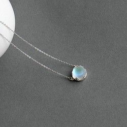 新款S925月光石項鍊女款 簡約甜美風藍色漸變圓形純銀鎖骨鏈 第1張的照片