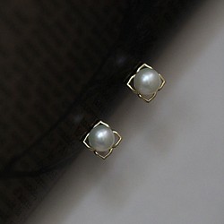 S925純銀耳釘 鏤空花瓣 淡水珍珠 植物小花 可愛耳釘 百搭耳釘 第1張的照片