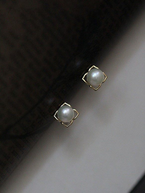 S925純銀耳釘 鏤空花瓣 淡水珍珠 植物小花 可愛耳釘 百搭耳釘 第1張的照片