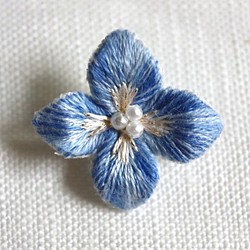 紫陽花のミニブローチ(ブルー系) 1枚目の画像