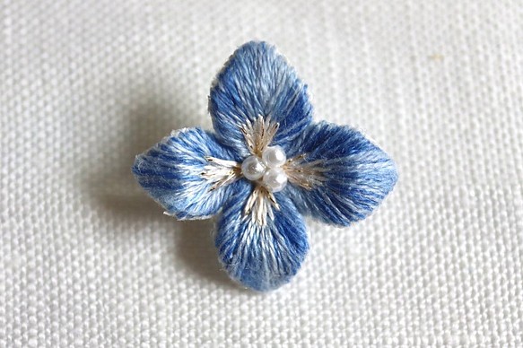 紫陽花のミニブローチ(ブルー系) 1枚目の画像
