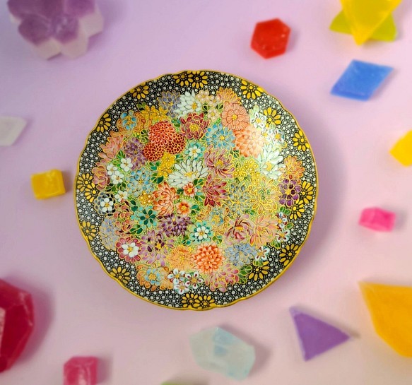 花詰紋の豆皿◇雅な菊尽くしに金彩とプラチナ彩が映える 1枚目の画像
