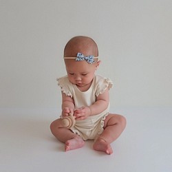 【リバティ ブルー 小花柄 ヘアバンド】青　リボン　ベビー　赤ちゃん　ヘアアクセサリー　髪飾り　出産祝い　１歳　誕生日 1枚目の画像