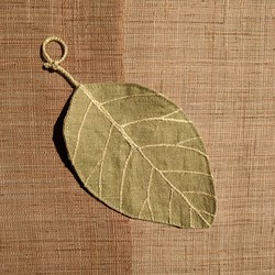リネン製ヨモギ染め葉っぱコースター　−イヌビワの葉−　 1枚目の画像