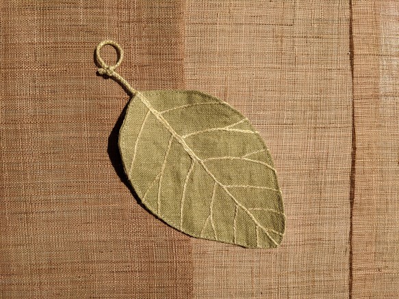 リネン製ヨモギ染め葉っぱコースター　−イヌビワの葉−　 1枚目の画像