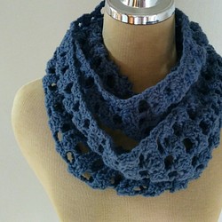 SALE グレイッシュブルーのかぎ編みスヌード, Crochet Infinity Scarf 秋冬春先まで使える 1枚目の画像