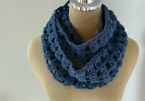 SALE グレイッシュブルーのかぎ編みスヌード, Crochet Infinity Scarf 秋冬春先まで使える 1枚目の画像