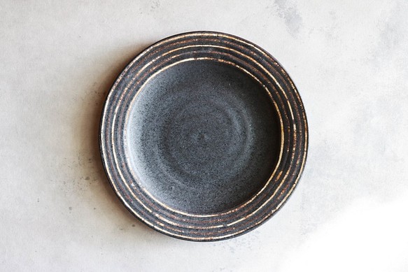 伊豆土リムストライプの九寸皿（黒釉） 1枚目の画像
