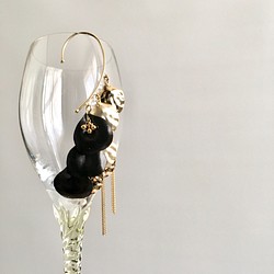 黒バラの花びらにチェーンが揺れる革の手染めイヤーフック 1枚目の画像
