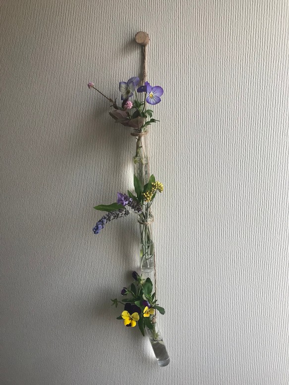 試験管を使った花飾りの花びん 1枚目の画像