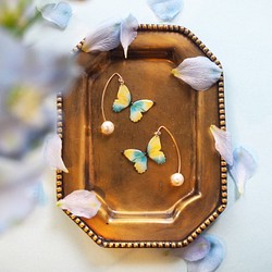黃色和天藍色蝴蝶耳環（掛鉤和珍珠） 第1張的照片