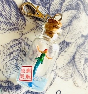 小瓶のアマビエ（その3）バックチャーム　妖精標本商会　アマビエ　妖精　人魚　妖精・アクセサリー 1枚目の画像