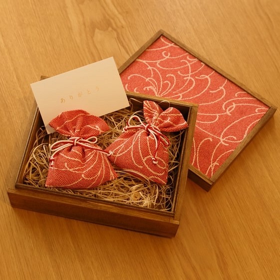 【ギフト】桐の飾り箱ときもの匂い袋セット　菊文 1枚目の画像