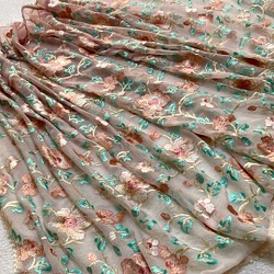 インド刺繍布 ドゥパタ 薔薇 チュールレース 花 白 ピンク ストール ベージュ アンティーク スカート ドレス 北欧 1枚目の画像