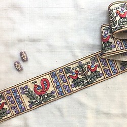 インド刺繍リボン 鳥 ベージュ ミラーワーク アジアン エスニック 手芸テープ シルク100% ミラーワーク 孔雀 幸運 1枚目の画像