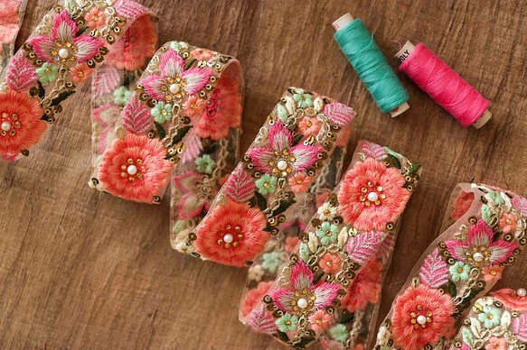 インド刺繍リボン ヴィンテージ アンティーク 花 テープ 手芸 パール ピンク チュールレース ビジュー 宝石 パーツ 1枚目の画像