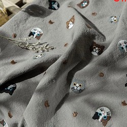刺繍 布 生地 猫 ネコ 動物 グレー 手芸 ハンドメイド 素材 輸入生地 北欧 レトロ 刺繍スカート ワンピースに 1枚目の画像