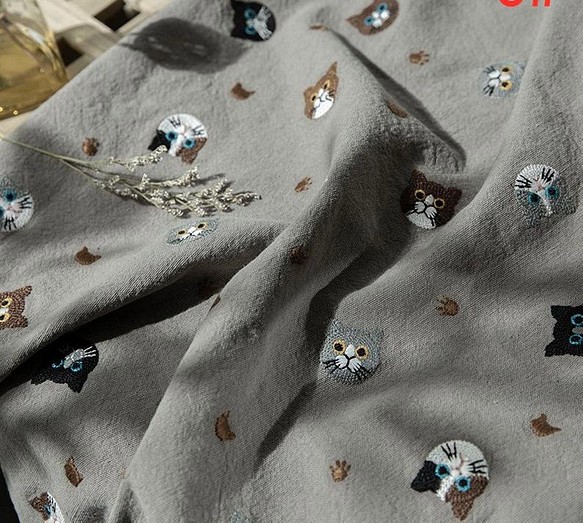 刺繍 布 生地 猫 ネコ 動物 グレー 手芸 ハンドメイド 素材 輸入生地 北欧 レトロ 刺繍スカート ワンピースに 1枚目の画像