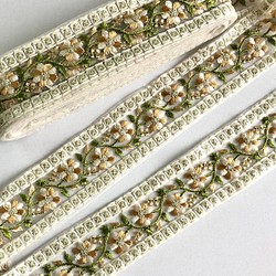 インド刺繍リボン 刺繍レース 白 結婚式 チロリアンテープ 花 素材 パーツ 布 サッシュベルト 髪飾り チュール