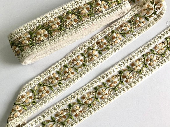 インド刺繍リボン 刺繍レース 白 結婚式 チロリアンテープ 花 素材 パーツ 布 サッシュベルト 髪飾り チュール 1枚目の画像