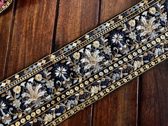 インド刺繍リボン シルク100% チロリアンテープ ベルト アジアン エスニック 絹 着物帯 浴衣 リメイク 素材 1枚目の画像