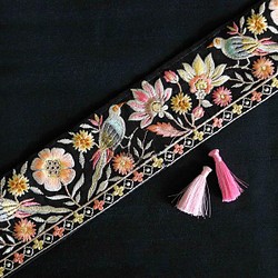 インド刺繍リボン シルク100% 鳥 花 インコ 手芸テープ アジアン レトロ ヴィンテージ 素材 パーツ ボタニカル 1枚目の画像