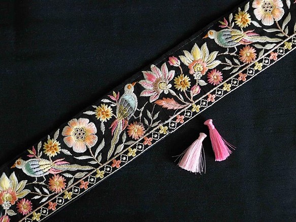 インド刺繍リボン シルク100% 鳥 花 インコ 手芸テープ アジアン レトロ ヴィンテージ 素材 パーツ ボタニカル 1枚目の画像