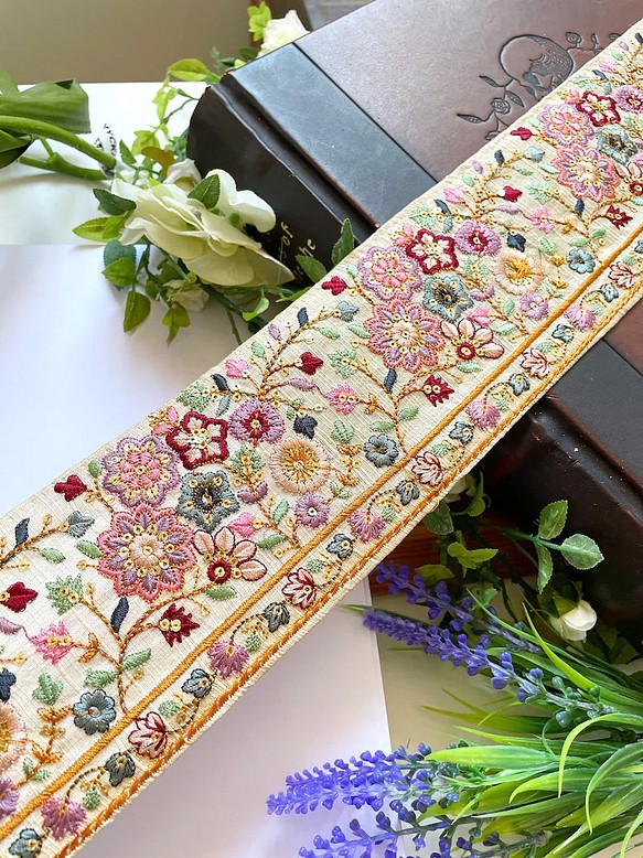 インド刺繍リボン シルク100% 着物帯 花柄 エスニック アジアン 布 生地 和柄 和風 リメイク 髪飾り マジェステ 1枚目の画像