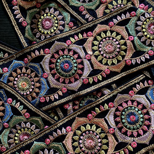 インド刺繍リボン シルク 絹 曼荼羅 ボヘミアン 生地 布 はぎれ レインボー アジアン ヴィンテージ アンティーク 1枚目の画像