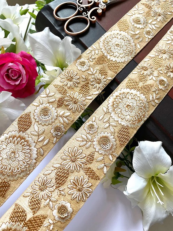 インド刺繍リボン 大輪の花 ブラック ベージュ 着物帯 帯留め 和風 シルク 布 エスニック アジアン リネン 北欧 1枚目の画像
