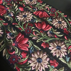 インド刺繍リボン シルク100% 絹 着物 帯 花 アンティーク生地 布ヴィンテージ ボタニカル 黒 赤 ブラウンレトロ 1枚目の画像