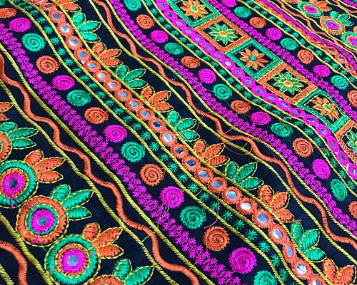 インド 刺繍布 黒 ミラーワーク カッチ刺繍 ハギレ 花刺繍