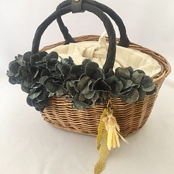 【デニムシリーズ】デニムの花びらをまとったかごバッグ 1枚目の画像