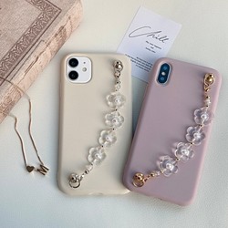 Iphone13シリーズ対応 お花のスマホチェーンつきiphoneケース アイボリー くすみピンク Iphoneケース カバー Chill 通販 Creema クリーマ ハンドメイド 手作り クラフト作品の販売サイト