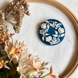 Flower wreath  一色刺繍のブローチ 1枚目の画像