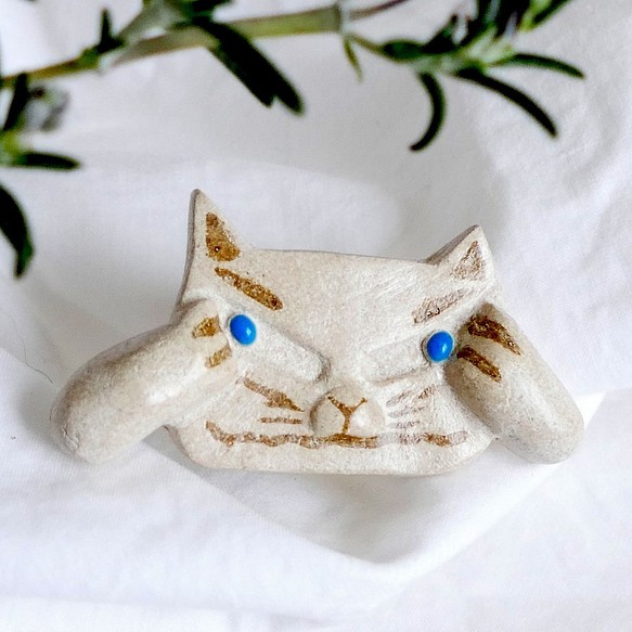 猫 ブローチ 陶土 青い目のにらめっこ猫　No.62 1枚目の画像