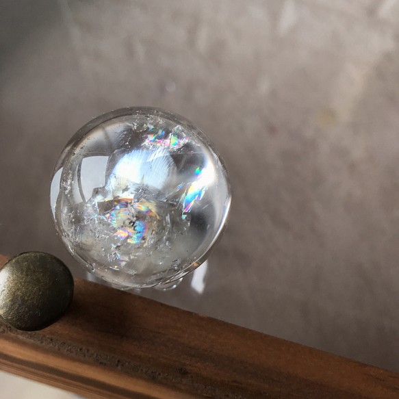 レインボークォーツ　スフィア　レインボー入り 20mm/ 家のお守り 浄化　水晶 丸玉 天然石 1枚目の画像