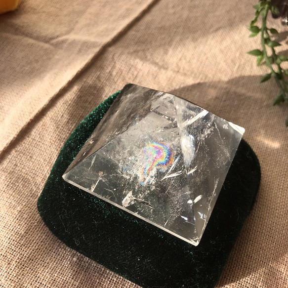 レインボー　イリデッセンスクォーツ　ピラミッド / 家のお守り 浄化　水晶 丸玉 天然石 1枚目の画像
