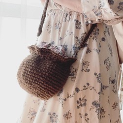 小花柄の巾着袋付　麻紐で編んだころんと可愛い茶色のポシェット 1枚目の画像