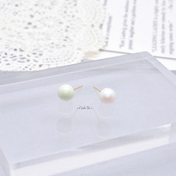 柔和的綠色和白色水晶珍珠 14kgf 耳釘 / 樹脂無孔耳環 第1張的照片