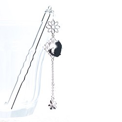 シルバーフラワーと和風桜の黒猫二又かんざし 1枚目の画像