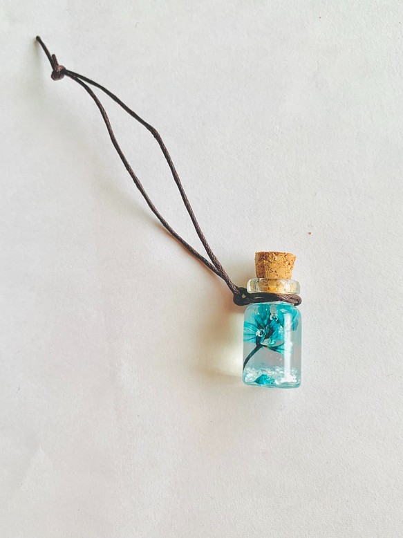 小さな青い花のガラスボトル キーホルダー 素敵でユニークな