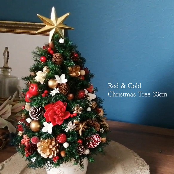 ❰K様ご予約品❱本物のヒムロスギとたっぷりの木の実で作る北欧風卓上クリスマスツリー　レッドゴールド33cmほど 1枚目の画像