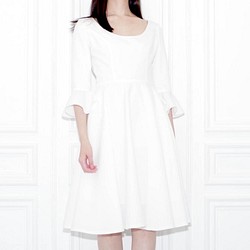 荷葉邊袖白色連衣裙 第1張的照片