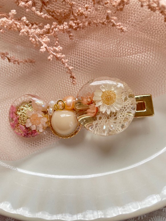 小さなお花とレースヘアクリップ✤レジン✤ヘアアクセサリー✤淡水パール✤ドライフラワー✤レース