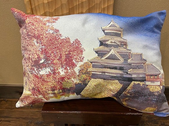 写刺織クッションカバー(松本城)　『シルクとポリエステルの融合』 1枚目の画像