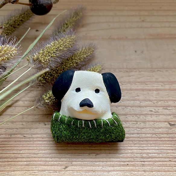 緑色の服を着た犬ブローチ　石塑粘土・刺繍 1枚目の画像