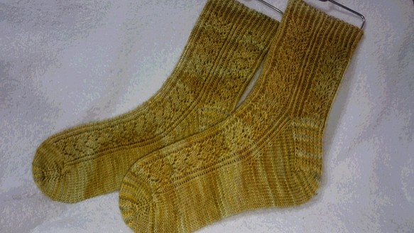 手編みソックス　黄色の模様編み 1枚目の画像