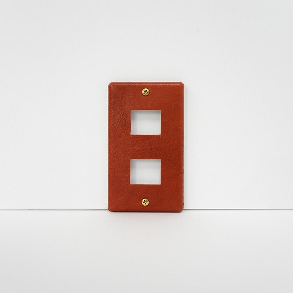 革製コンセントカバー(赤茶2口用）OUTLET COVER PLATE(red-brown for 2 sockets) 1枚目の画像